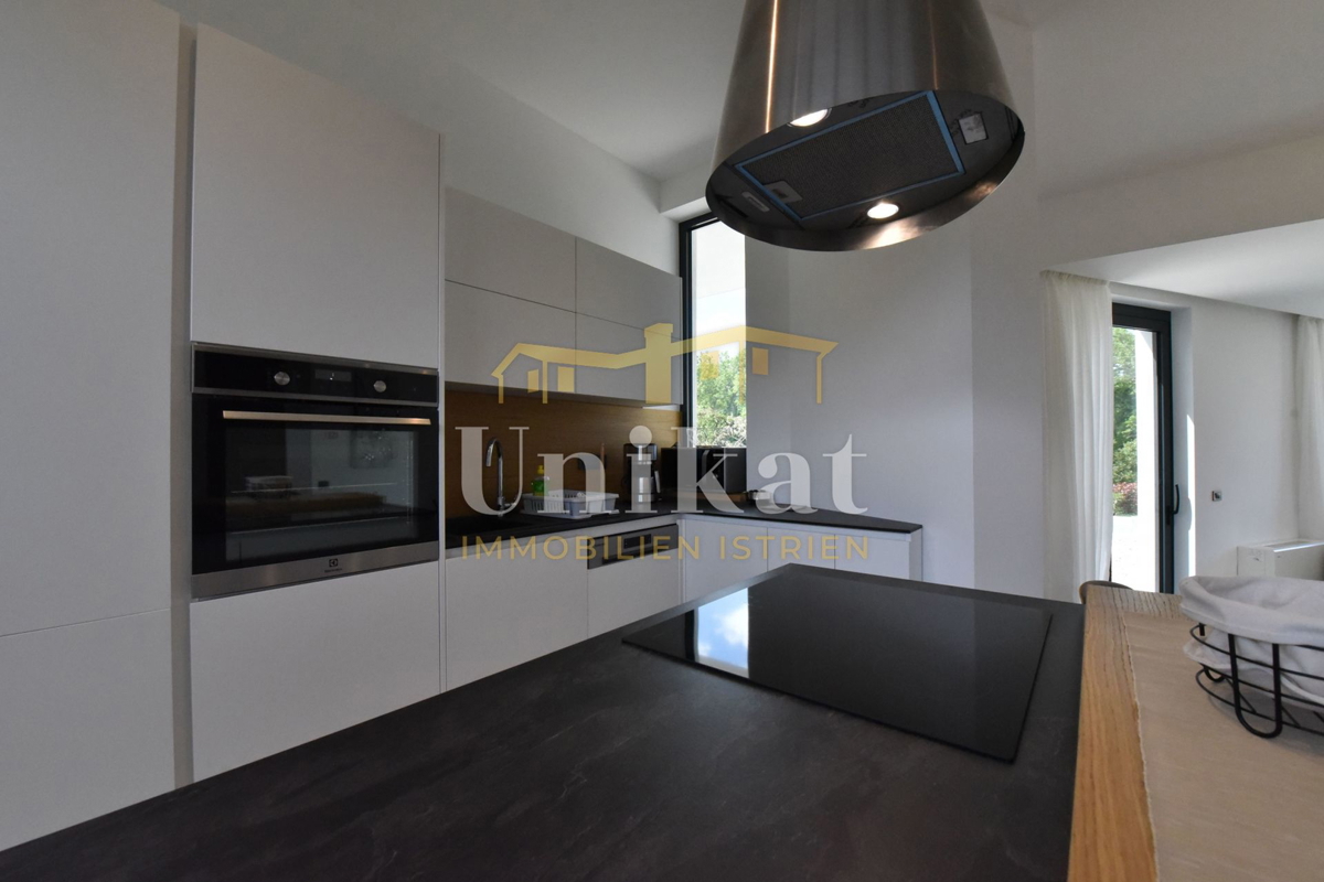 Villa moderna circondata dal verde con vista sul mare